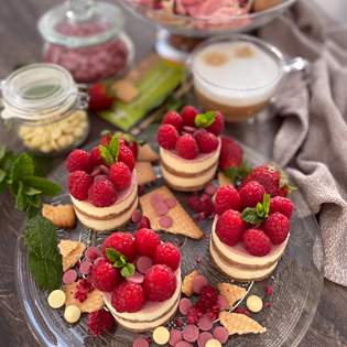 Recipe preview Mini cheesecake with ruby chocolate and raspberries