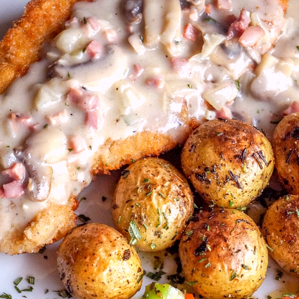 Cotoletta con crema e salsa di pomodoro