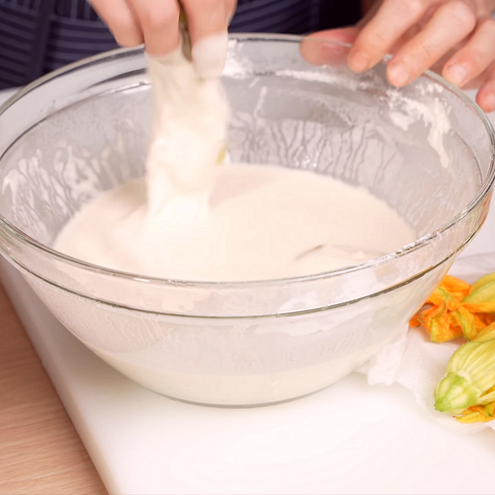 Fiori di zucca fritti - procedimento 1