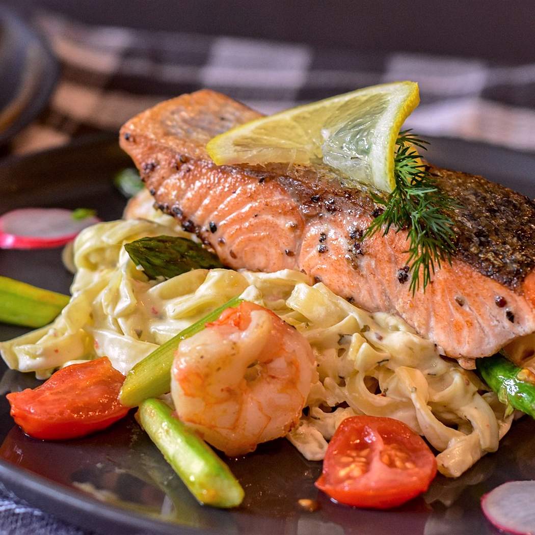 Ázsiai lazac zöldséges egyszerű Stir Fry tészta