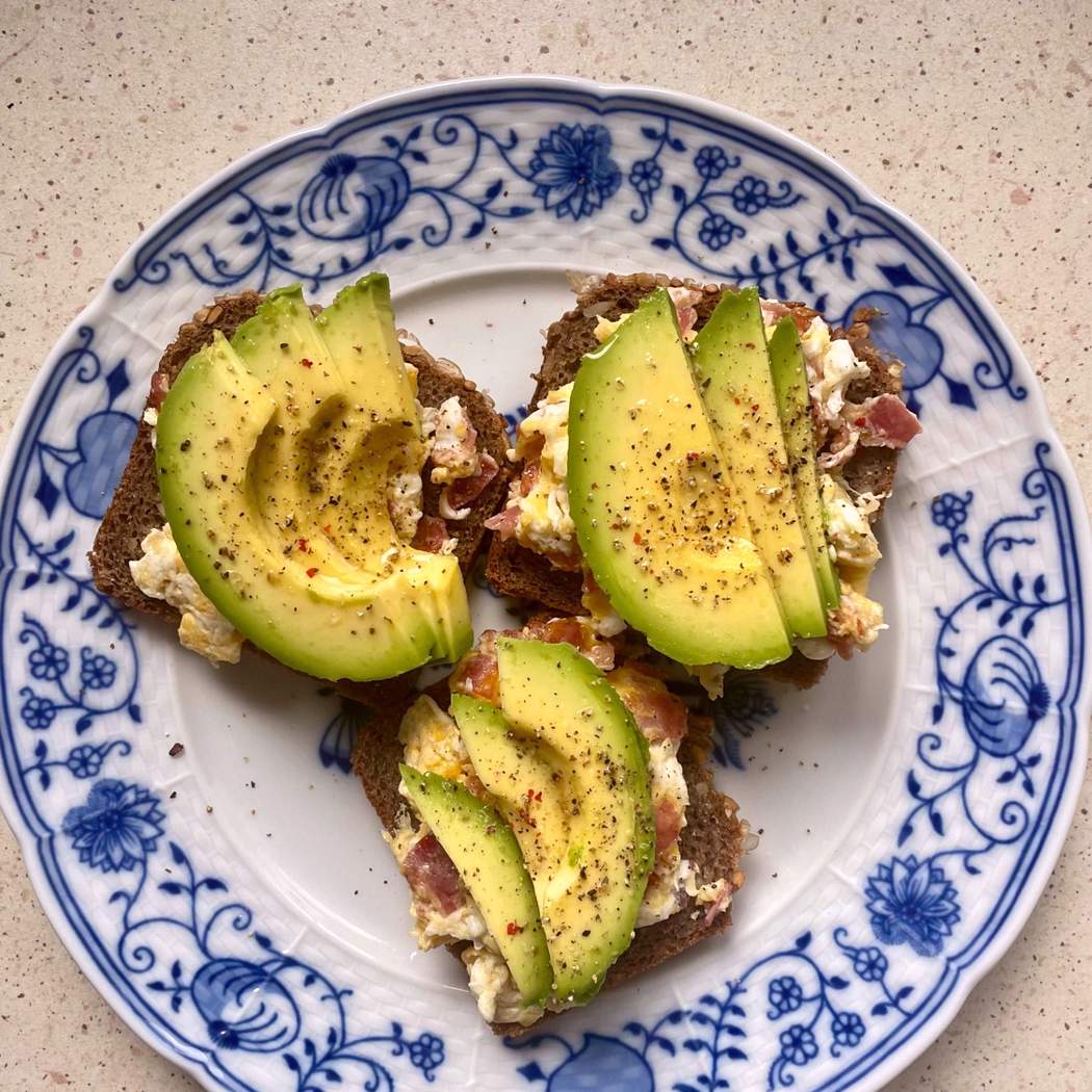 Panino con uova e avocado
