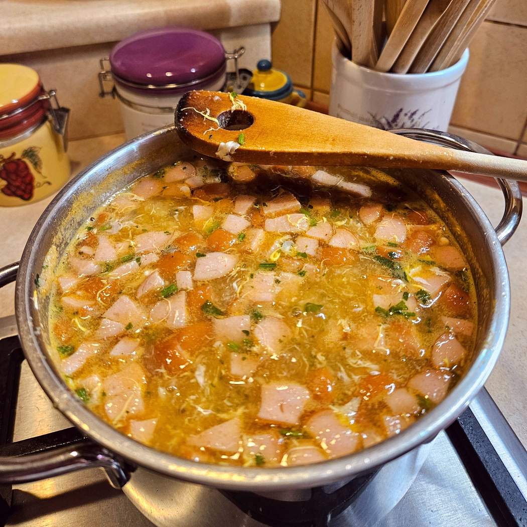 Zuppa di uova con wurstel