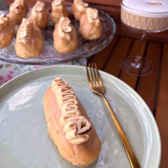 Voorvertoning van recept Éclairs met karamelsaus en hazelnootpraliné