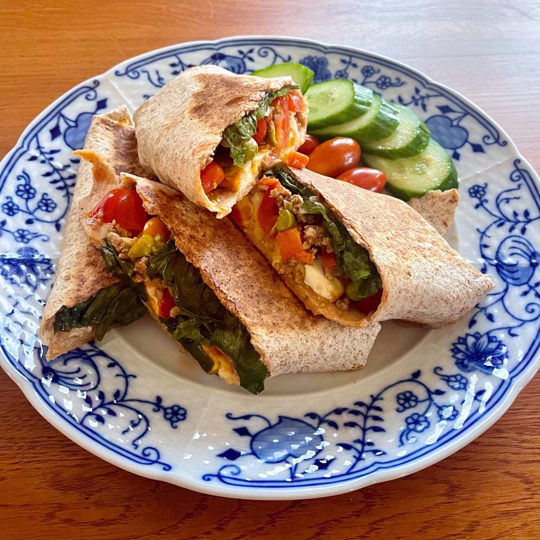 Tortillas ripiene di carne macinata e uova