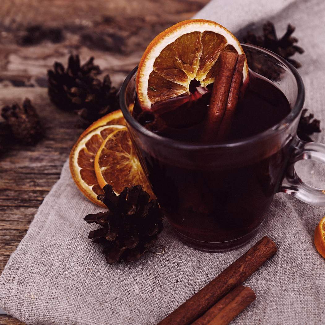 Băutură caldă de cafea cu rom condimentată de casă