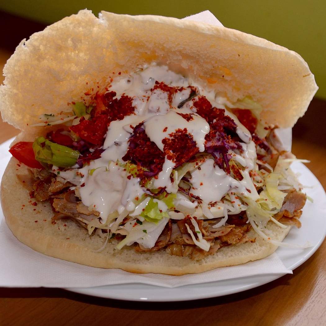 Hiteles görög csirke gyros Tzatziki mártással