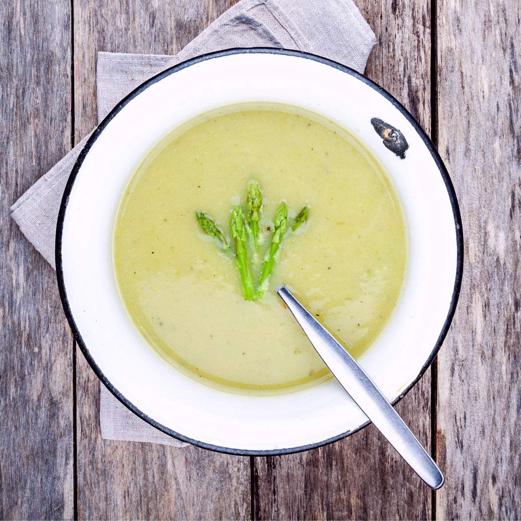 Zuppa di asparagi con panna