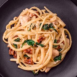 Nudeln mit Spinat, getrockneten Tomaten und Käse - Rezeptvorschau