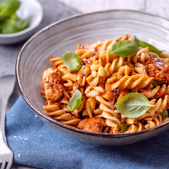 Náhľad receptu Fusilli s paradajkovou omáčkou, kuracím mäsom a píniovými orieškami