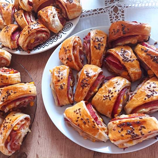 Pizzás háromszögletek leveles tésztából