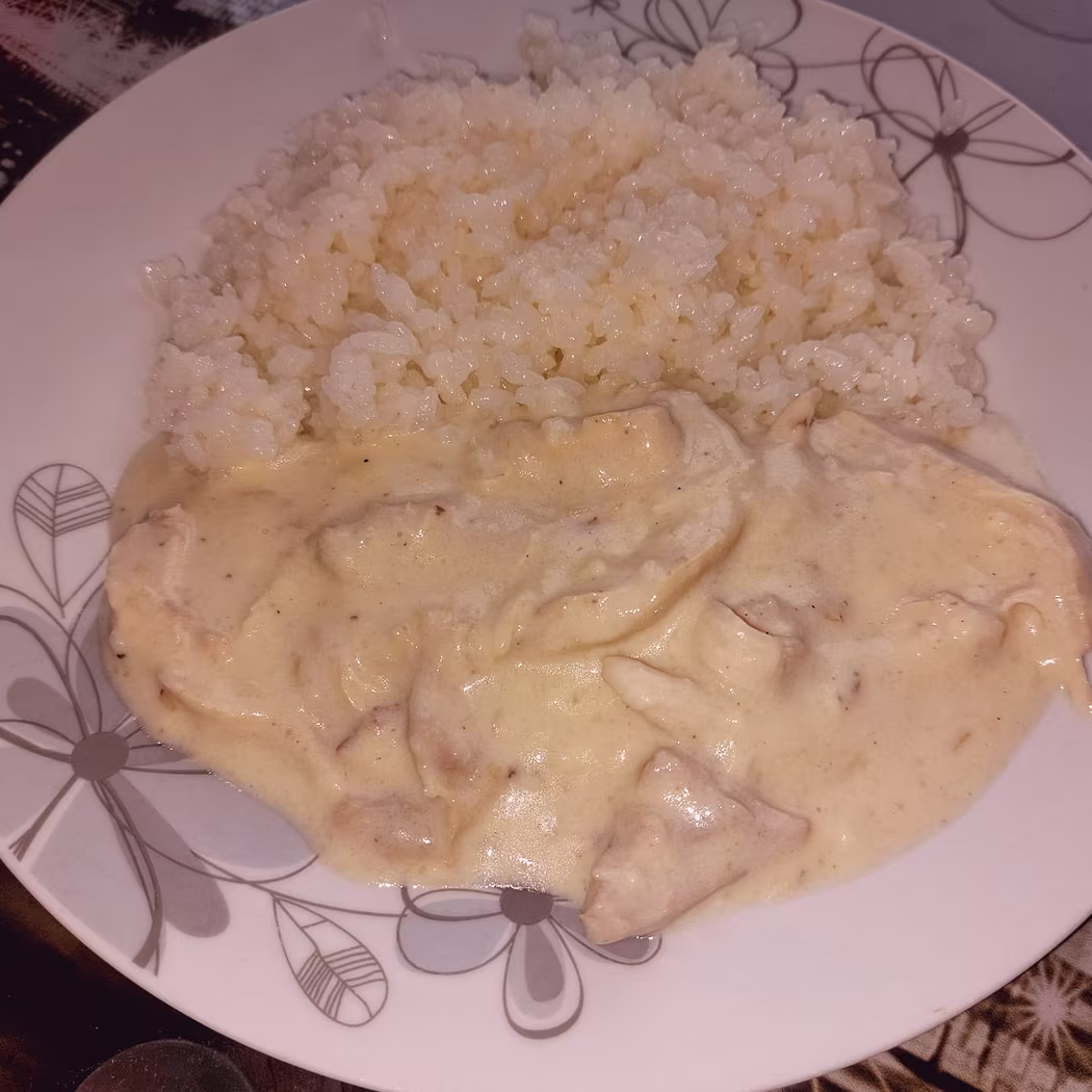 Rizs csirkemellel és sajtmártással