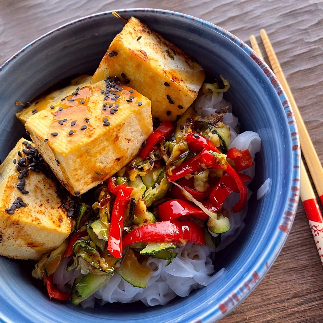 Ryżowe makaron z tofu i warzywami