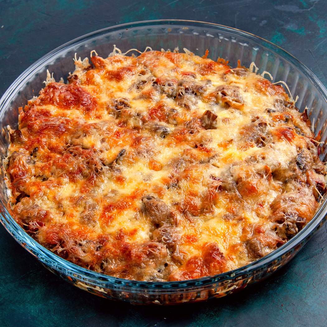 Zapiekanka makaronowa z cheeseburgerem i wołowiną
