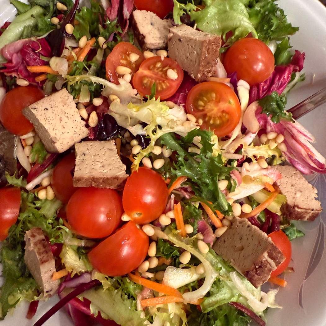 Farebný šalát s tofu