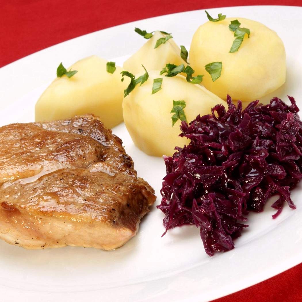 Sült sertéshús vörös káposztával