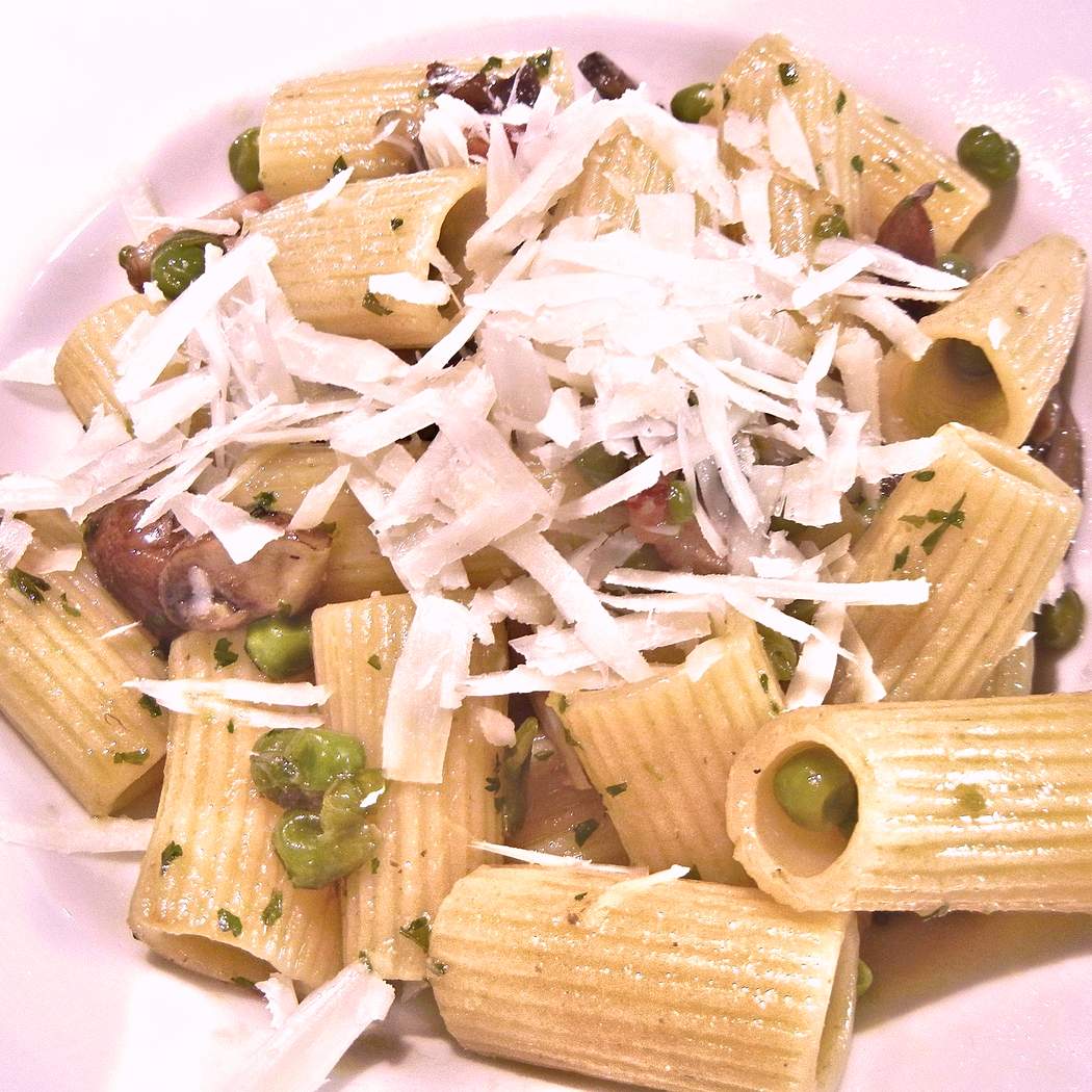 Pasta con piselli, pancetta e formaggio