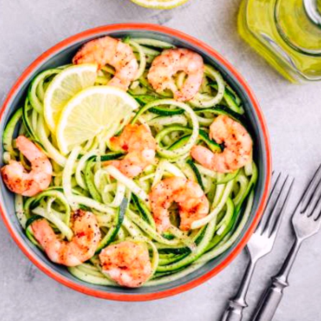 Zoodles con gamberetti e salsa di avocado