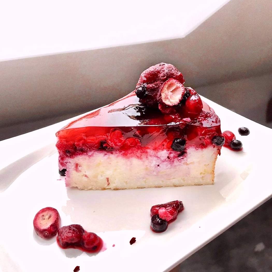 Dolce di frutta con gelatina e ricotta