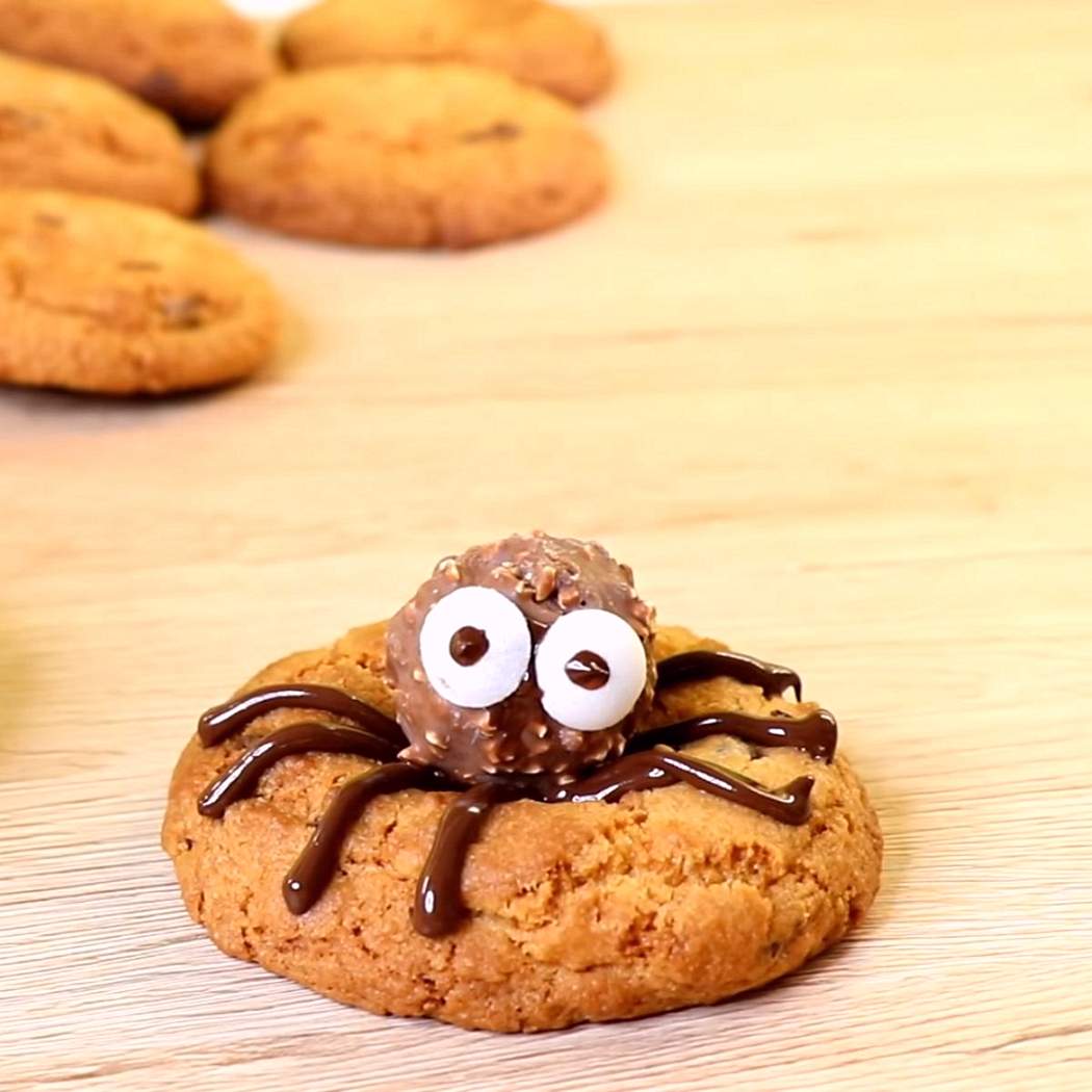 Ricetta facile dei biscotti di Halloween e idee di decorazione