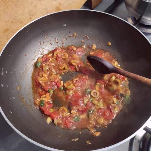 Pasta italiana con pomodori e olive - procedimento 1