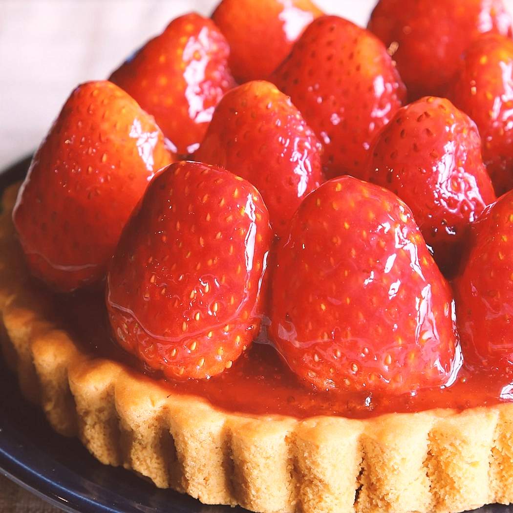 Hogyan készítsünk egyszerű friss eperflan-tortát?