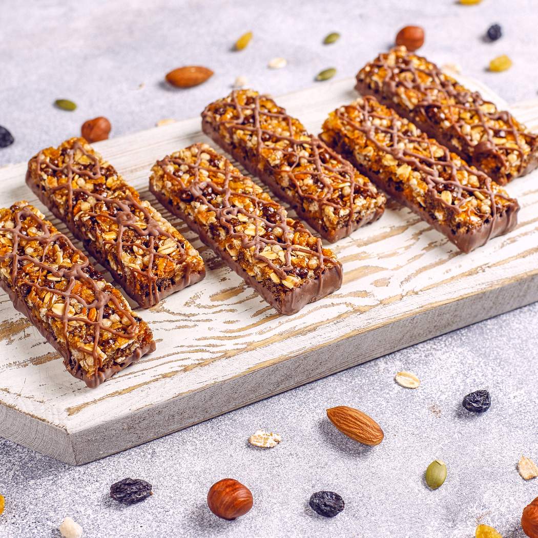 Barretta di muesli sana e fatta in casa con gocce di cioccolato