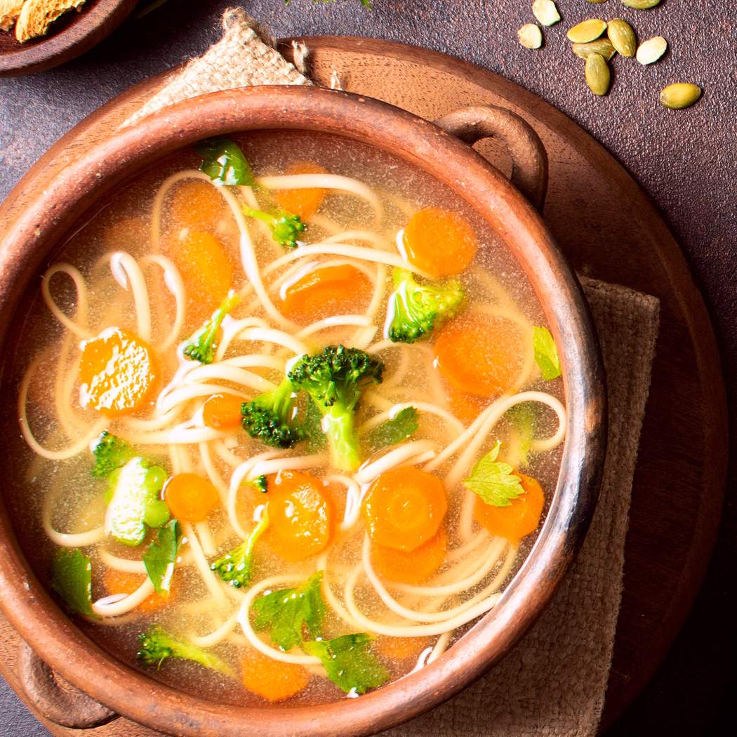 Ľahká zeleninová polievka s rezancami, mrkvou a brokolicou