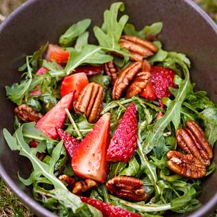 Recipe preview Salad with arugula, strawberries, and nuts