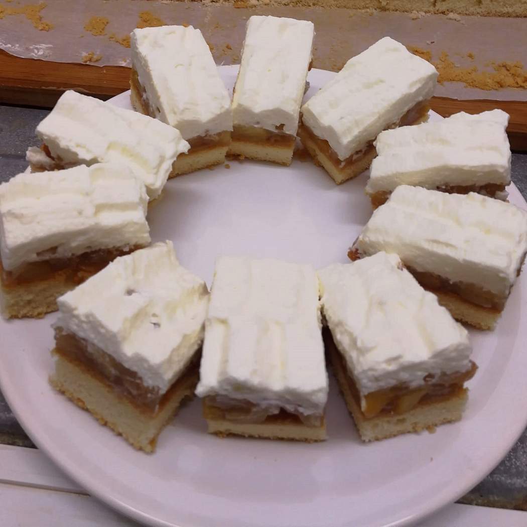 Jablkový koláč so šľahačkou