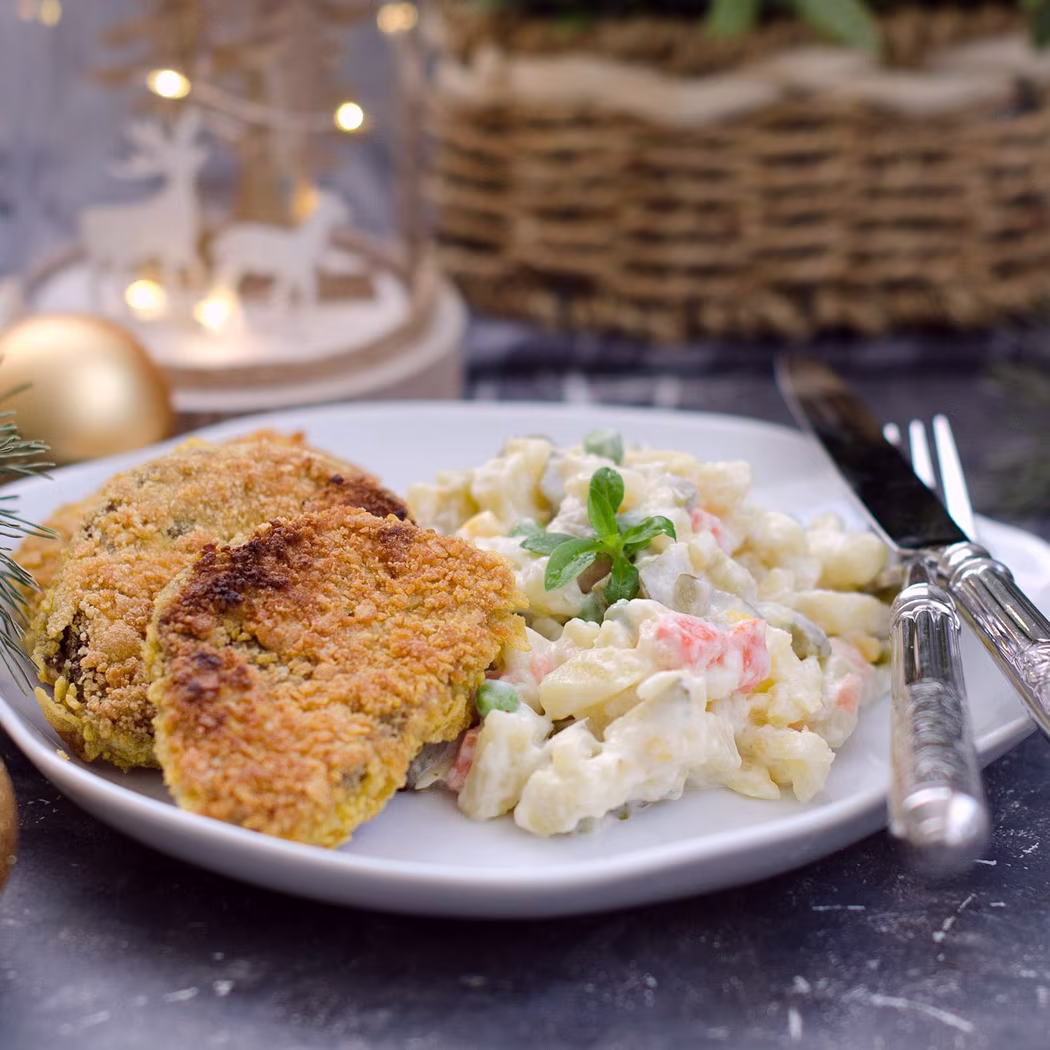 ZEMIAKOVÝ ŠALÁT A VYPRÁŽANÉ VEGAN KURACIE STEAKY .