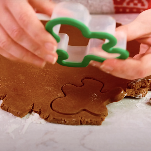 Ricetta facile dei biscotti di pan di zenzero fatti in casa - procedimento 1