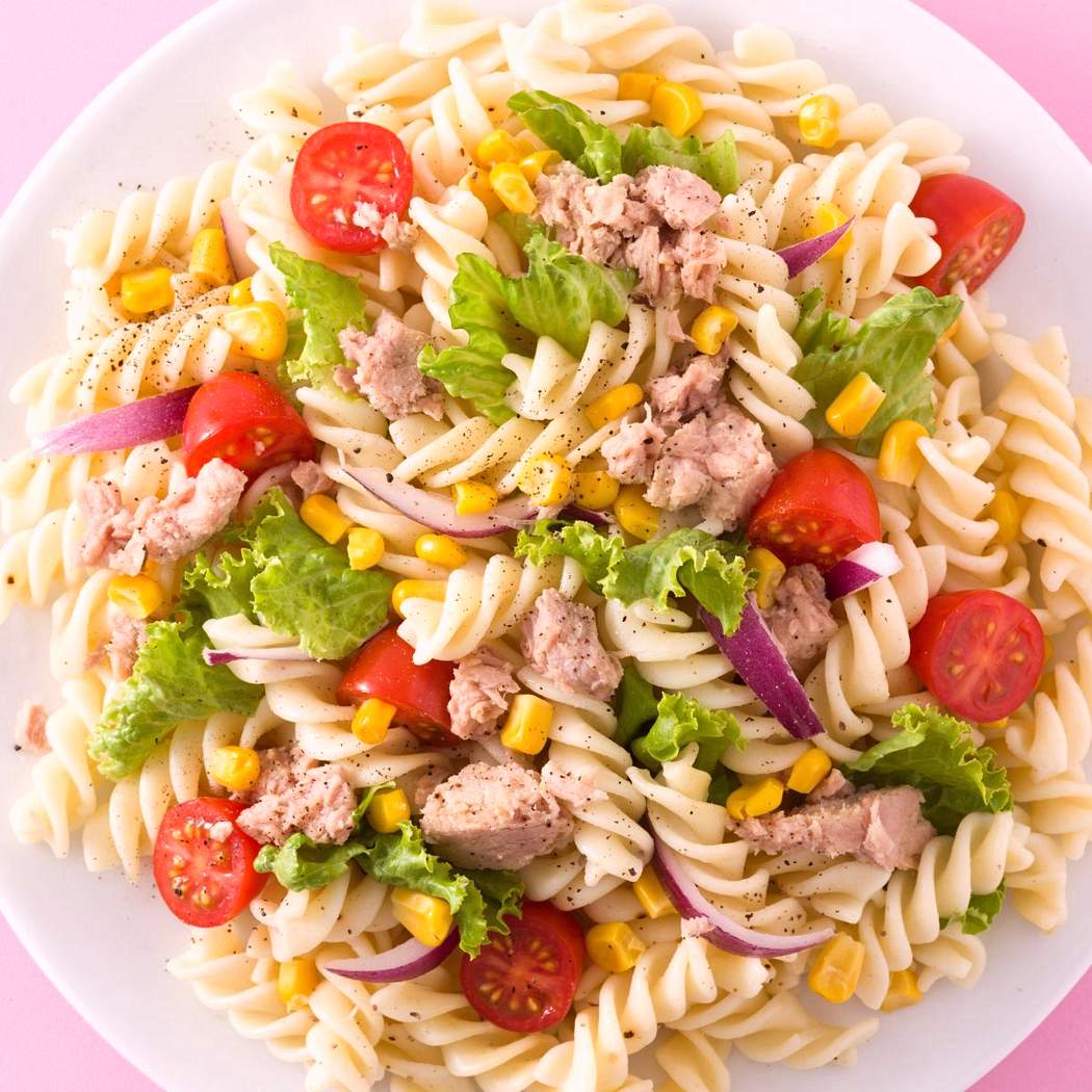 Insalata di pasta con tonno e verdure