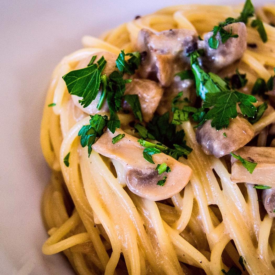 Pasta cremosa ai funghi all'aglio per la cena