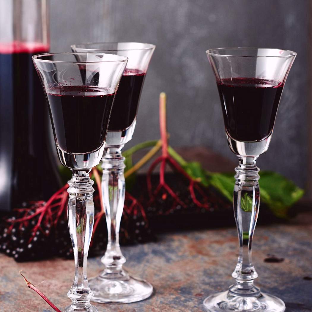 Liquore fatto in casa dai frutti della sambuca nera