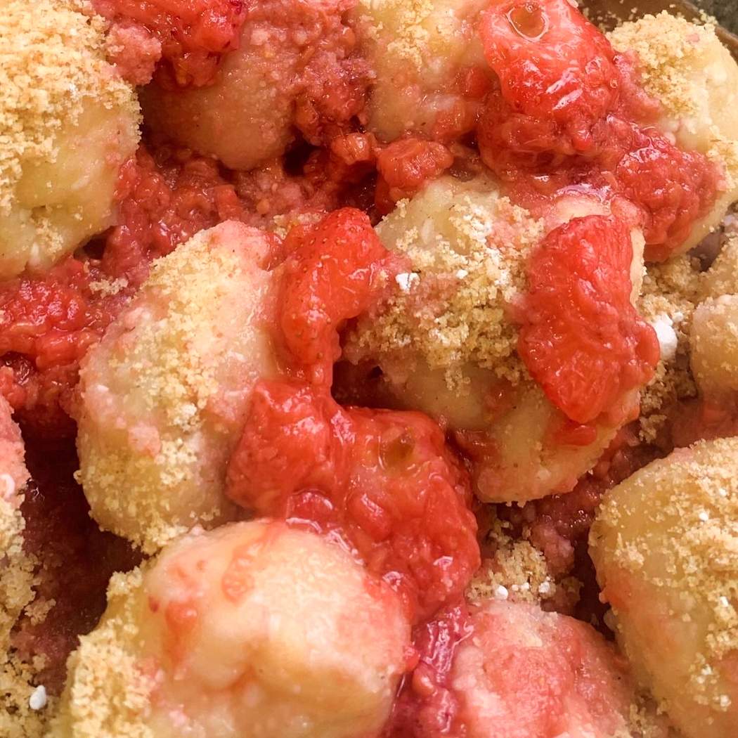 Gnocchi di ricotta farciti con fragole e lamponi con una copertura di pangrattato tostato e spuma di fragole