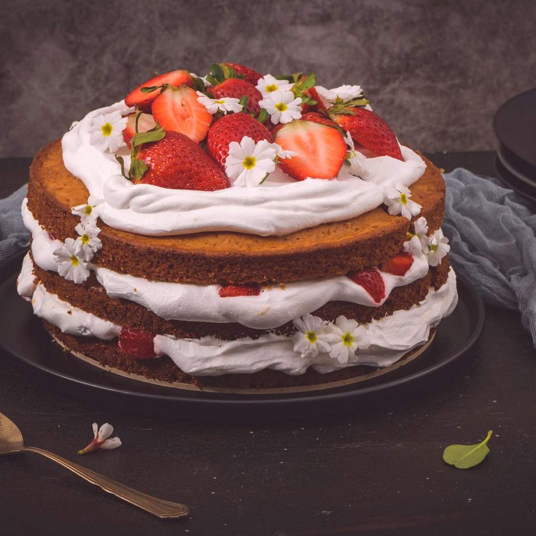 Torta di fragole con pasta biscotto