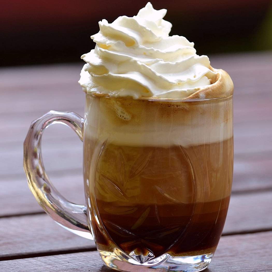 Hogyan kell elkészíteni a Dalgona Whipped Coffee-t