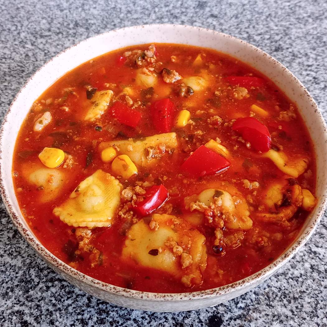 Zupa z mięsem mielonym i makaronem Mezzelune