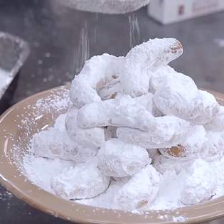 Griechisches Mandelgebäck mit Puderzucker Kourabiedes - Rezeptvorschau
