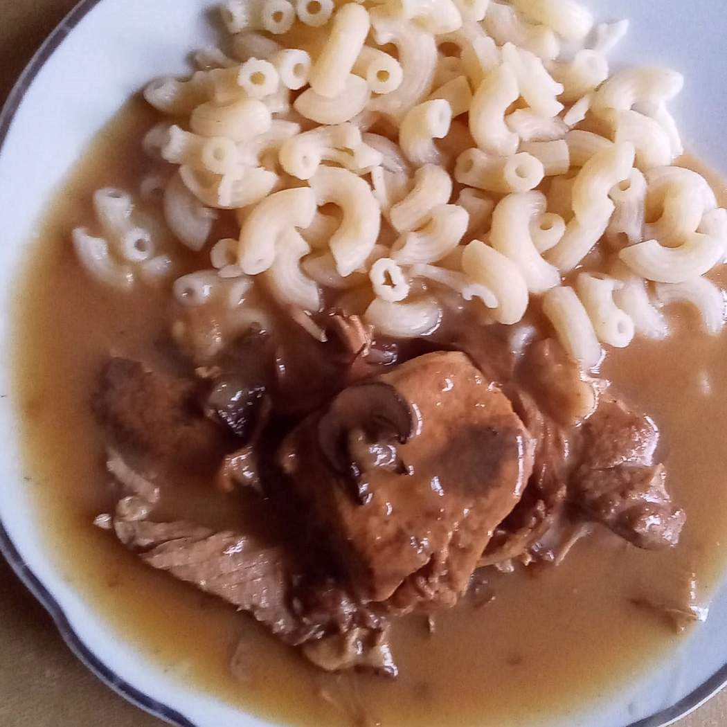 Łopatka wieprzowa na pieczarkach