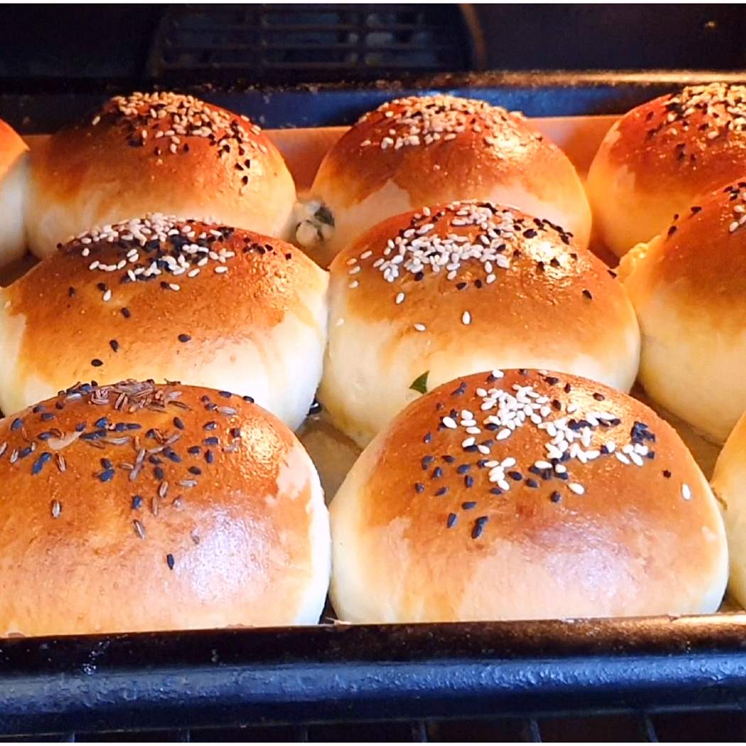 Puhát, élesztős bukták fokhagyma-sajt töltelékkel
