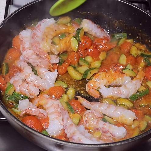 Pasta zucchine e gamberetti - procedimento 1