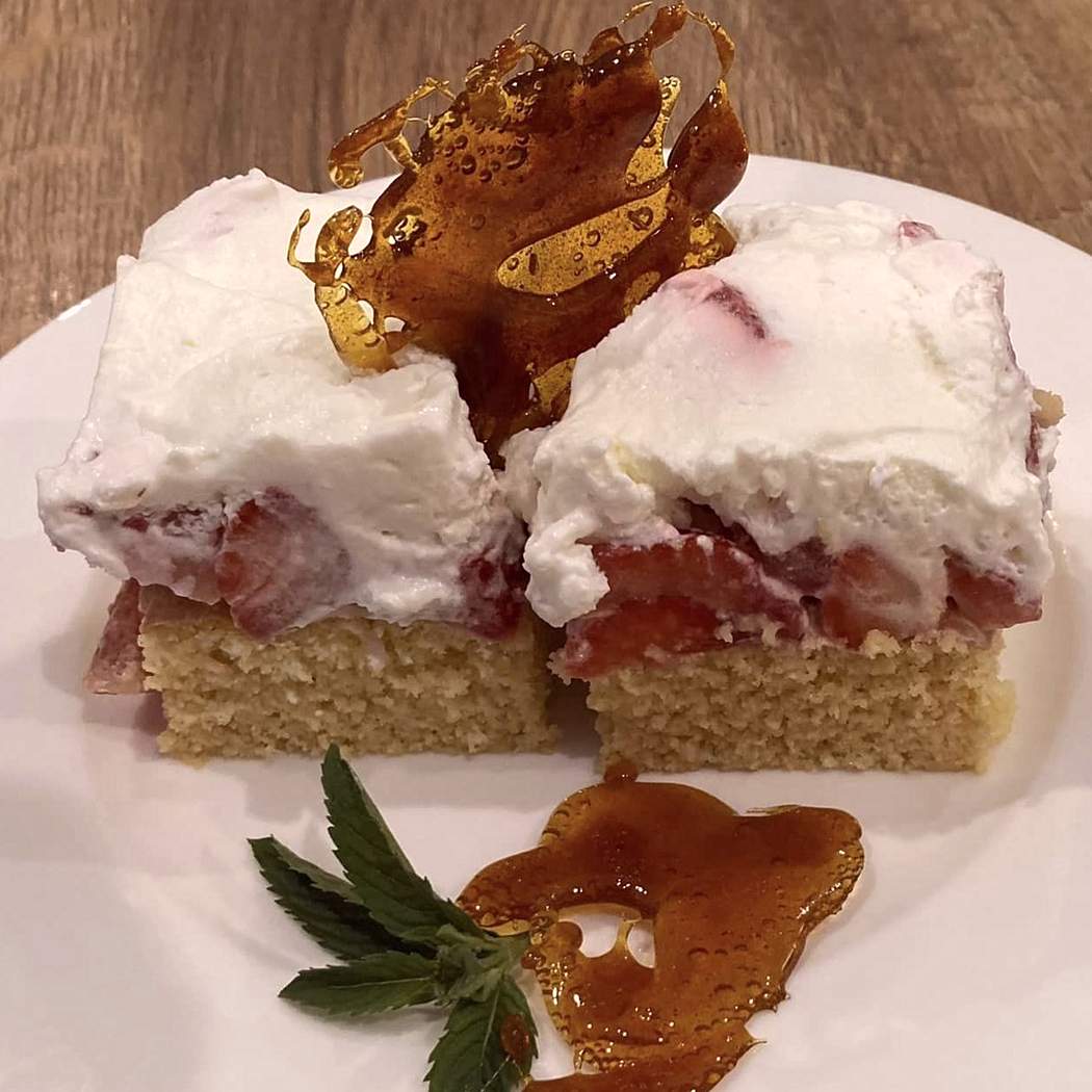 Ciasto truskawkowe ze śmietaną