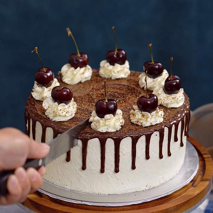 Torta moderna foresta nera