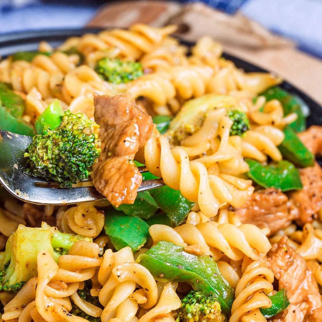 Cestoviny s kuracím mäsom, brokolicou a paprikou