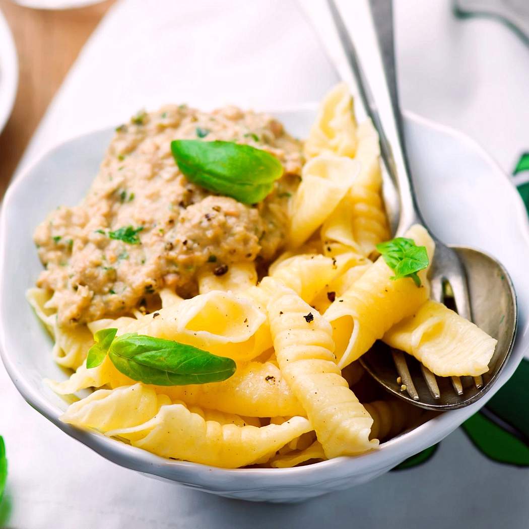 Pasta con pesto e tonno