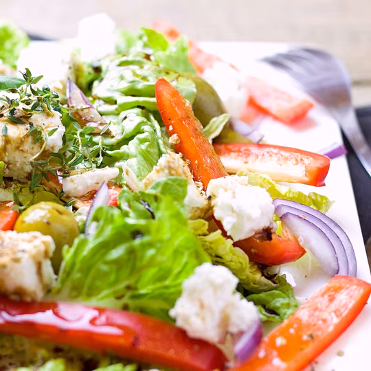 Anteprima ricetta Cena facile a base di insalata greca con pollo alla griglia