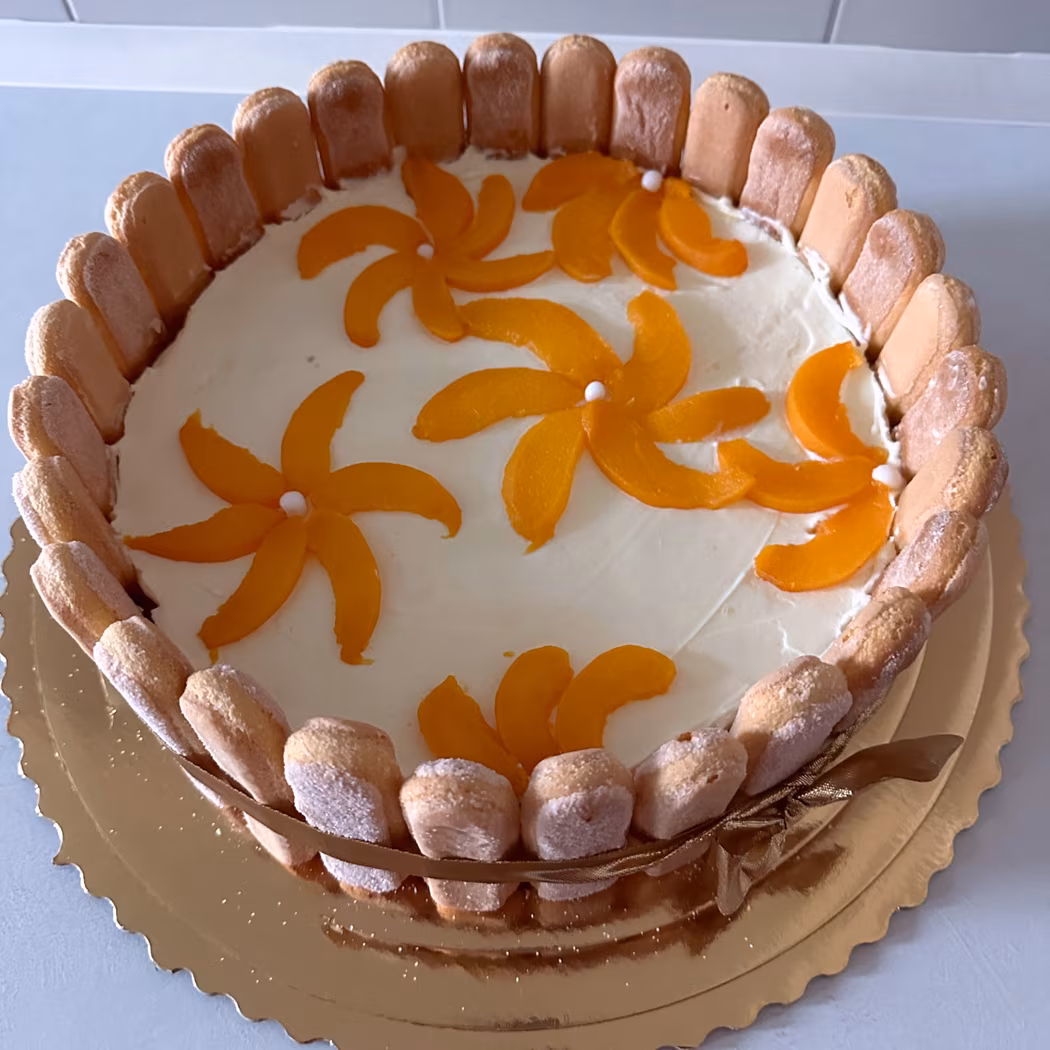 Nieupieczony tort owocowy