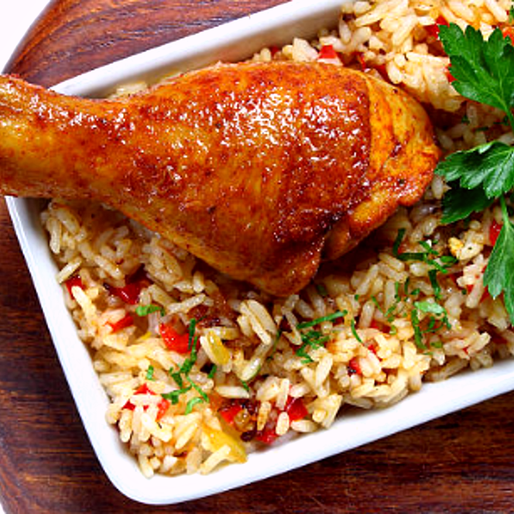 "Arroz con Pollo" (csirke rizzsel) - Hagyományos latin-amerikai étel.