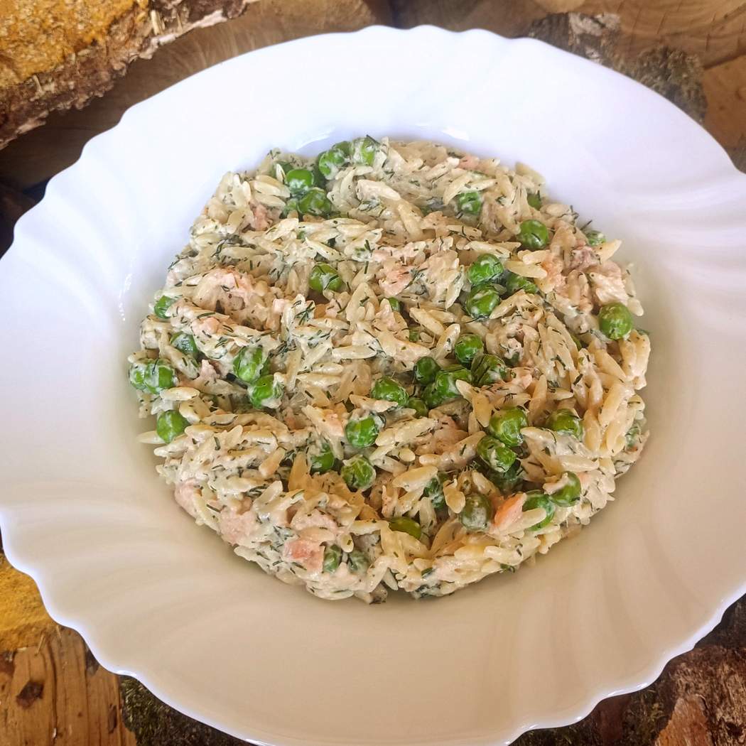 Kremowy makaron Orzo z groszkiem i wędzonym łososiem